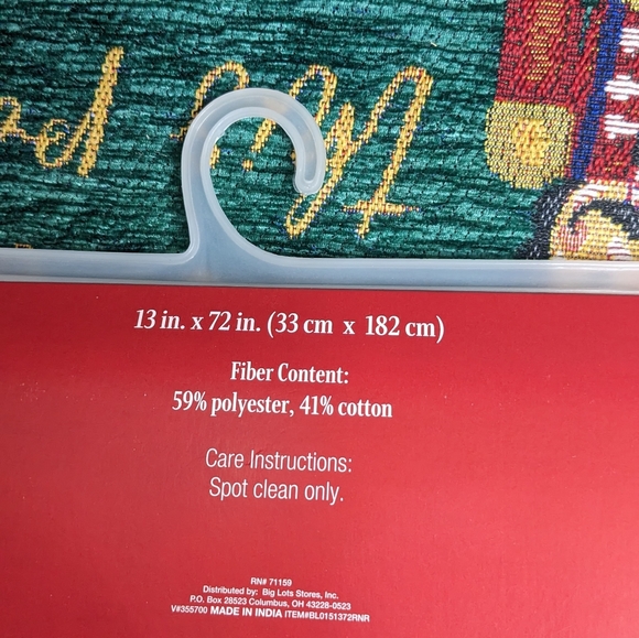 Christmas seasonal designed set of 4 placemats & 1 matching table runner E-2 - Picture 8 of 9